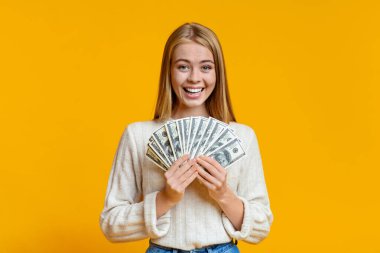 Dolarları elinde tutan neşeli genç kız