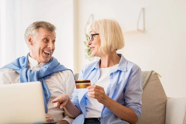 Online winkelen. Ouderen paar kopen dingen op internet — Stockfoto