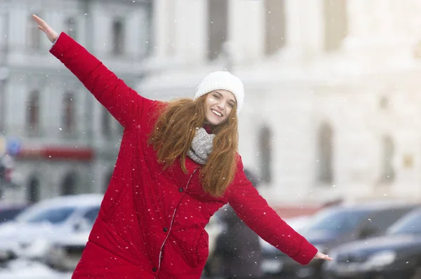 Chica joven positiva divirtiéndose en la calle de invierno —  Fotos de Stock