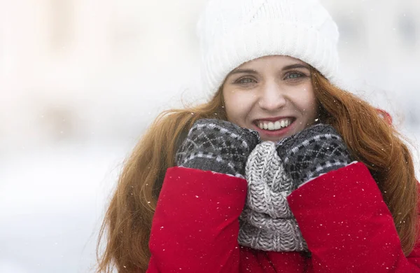 Jovencita alegre en ropa de abrigo disfrutando de un día de invierno nevado —  Fotos de Stock