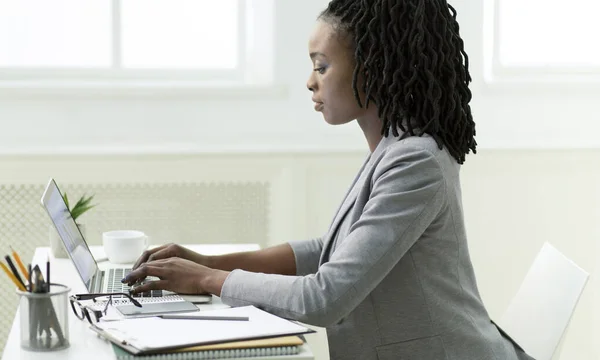 Office Girl Browsing Op Laptop zitten op het werk, zijaanzicht — Stockfoto