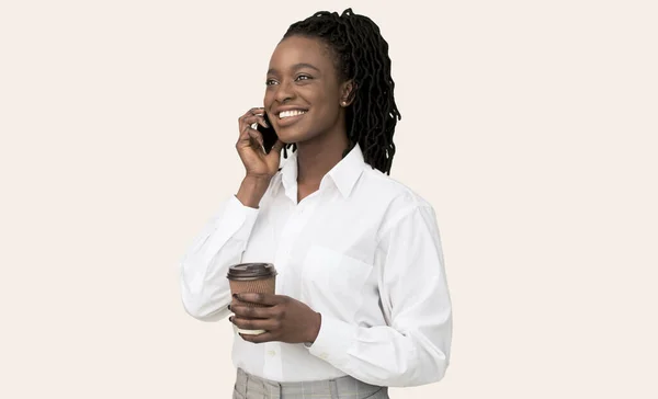 Afro İş Kadını Cep Telefonu Konuşuyor Kahve içiyor, Stüdyo Çekimi — Stok fotoğraf