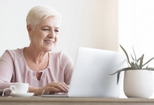 Close-up van senior vrouw werken met laptop — Stockfoto