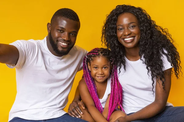 Hezký černošky otec brát selfie se svou dcerou a manželkou — Stock fotografie