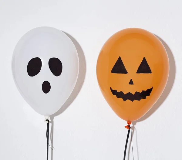 Fantasma de Halloween y dibujo de calabaza en globos —  Fotos de Stock