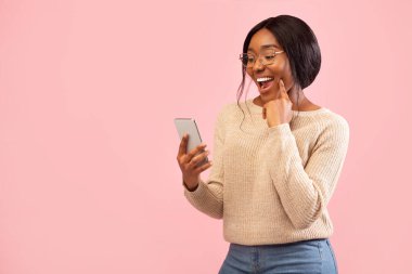 Heyecanlı Kız Akıllı Telefon Kullanıyor Çenede Parmak Tutma, Pembe Arkaplan