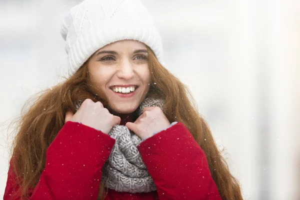 Retrato de hermosa chica sonriente en la ciudad de invierno —  Fotos de Stock