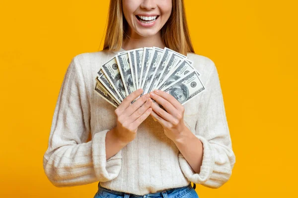 Κοντινό πορτρέτο της νεαρής κοπέλας που κρατάει ένα σωρό χρήματα — Φωτογραφία Αρχείου