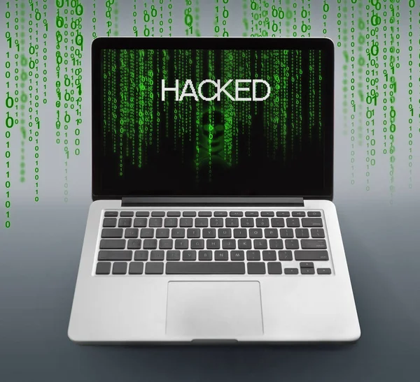 Laptop met gehackt bericht en binaire code nummers op het scherm — Stockfoto