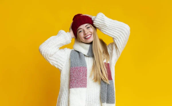 Menina bonita no colorido conjunto de inverno de malha desfrutando de sua vida — Fotografia de Stock