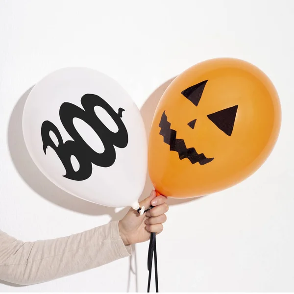 Mujer sosteniendo globos de Halloween en la mano para la fiesta —  Fotos de Stock