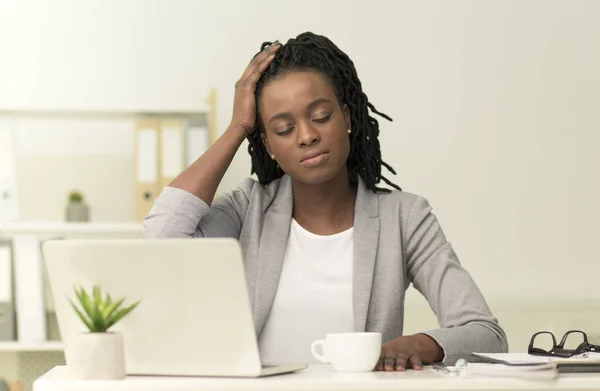 Afroempresaria que sufre de dolor de cabeza trabajando en oficina moderna —  Fotos de Stock