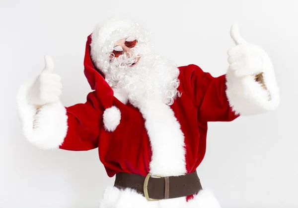 Nowoczesny Święty Mikołaj w okularach przeciwsłonecznych pokazuje kciuki do góry na białym — Zdjęcie stockowe