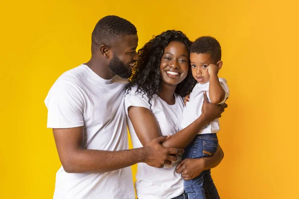 Portrét šťastných afrických rodičů se svým synem na rukou — Stock fotografie