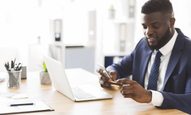 Genel müdür telefonda online ödeme yapıyor.