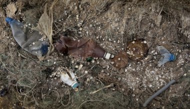 Plaja plastik çöp dök, kapat.