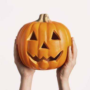 Balkabağı kafanın yakınına kadın eli beyazın üstüne