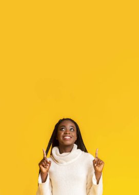 Neşeli siyah kız boşluğu işaret ediyor