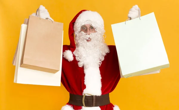 Santa Claus sosteniendo bolsas de compras del día de las ventas wow — Foto de Stock