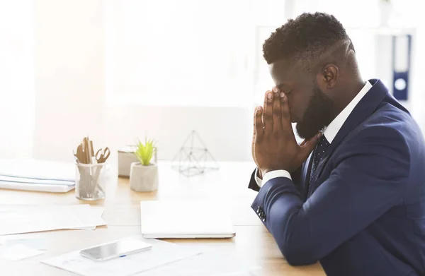 Jonge uitgeputte zakenman met stress op het werk — Stockfoto