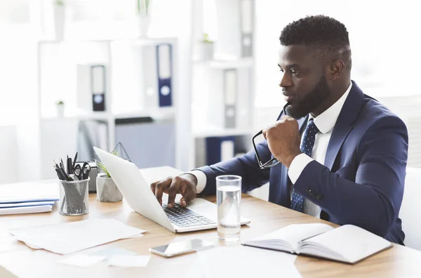 Intresserad affärsman kontrollera ny webbplats för företagare — Stockfoto