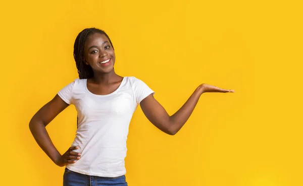 Sarı arkaplan üzerinde kopya alanını temsil eden pozitif genç kadın — Stok fotoğraf
