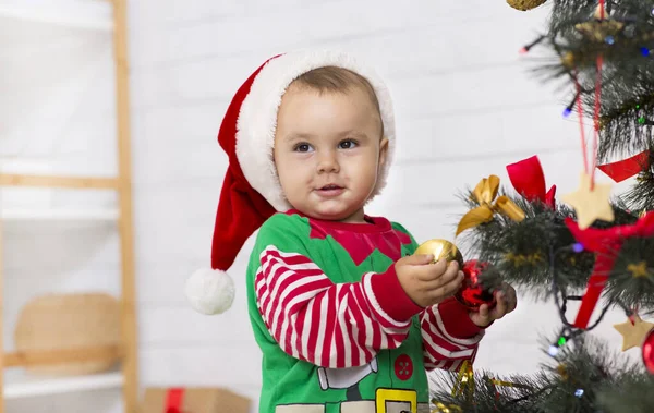 Lindo bebé decorando el árbol de Navidad en casa —  Fotos de Stock