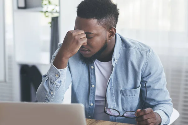 Uitgeputte zwarte werknemer moe van lange tijd werken in het kantoor — Stockfoto