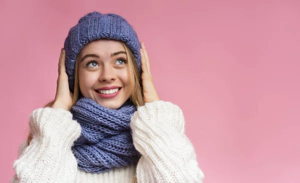 Menina super feliz em azul conjunto de malha olhando para cima — Fotografia de Stock