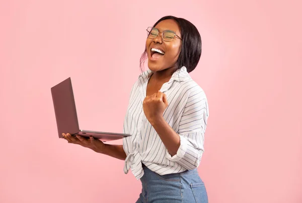 Emocionado Afro Girl Holding Laptop Gesto Sí, Studio Shot — Foto de Stock