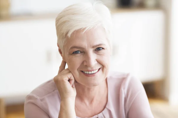Портрет привлекательной пожилой деловой леди, улыбающейся в камеру — стоковое фото