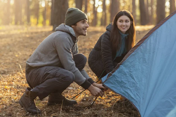 Couple actif installer tente de camping au milieu de la forêt — Photo