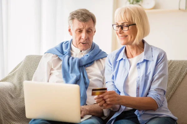 Volwassen paar winkelen online in Internet, met behulp van laptop — Stockfoto