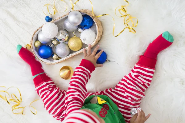 Bebê elfo brincando com bolas coloridas de Natal — Fotografia de Stock