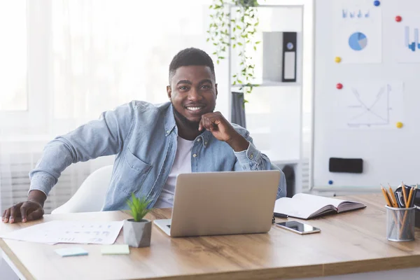 Retrato de un joven empresario exitoso en su lugar de trabajo en la oficina — Foto de Stock