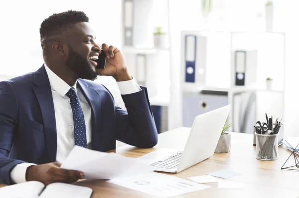 Alegre empresario hablando con compañero en el teléfono inteligente —  Fotos de Stock