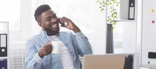Radosny pracownik rozmawiający przez telefon podczas przerwy na kawę w biurze — Zdjęcie stockowe