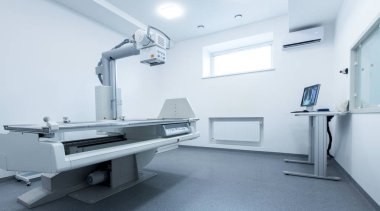 Modern X-Ray makinesi olan boş bir laboratuvar odası.