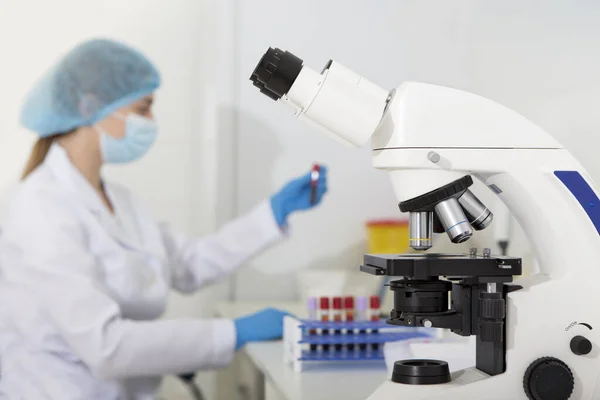 Mujer investigadora en muestras de análisis de laboratorio en glóbulos blancos — Foto de Stock