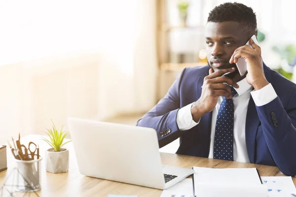 Jeune entrepreneur ayant une conversation avec un partenaire d'affaires par téléphone cellulaire — Photo