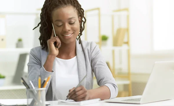 Office Girl hebben telefoon conversatie met klanten zitten op het werk — Stockfoto