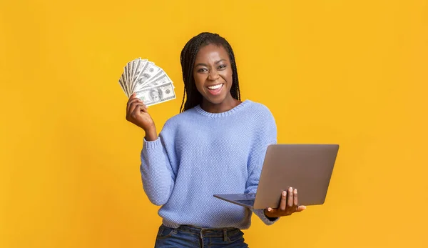 Afro-americano giovane donna fare soldi da internet, utilizzando il computer portatile — Foto Stock