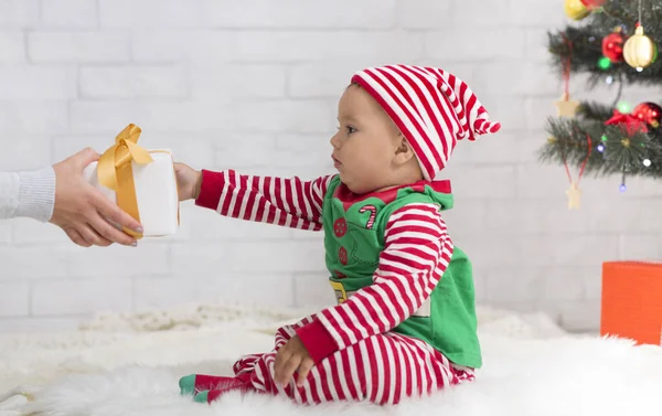 Мама дарит рождественский подарок милому детенышу эльфа — стоковое фото