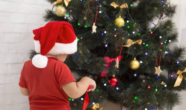 Noel Baba 'da bebek Noel için hazırlanıyor, Noel ağacını evde süslüyor.