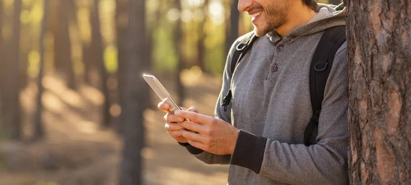 Przycięte zdjęcie człowieka za pomocą smartfona w przyrodzie — Zdjęcie stockowe