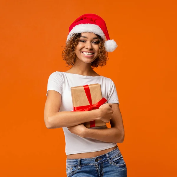 원문 기사보기 성탄절 선물 산타 모자를 쓴 쾌활 한 흑인 소녀 — 스톡 사진