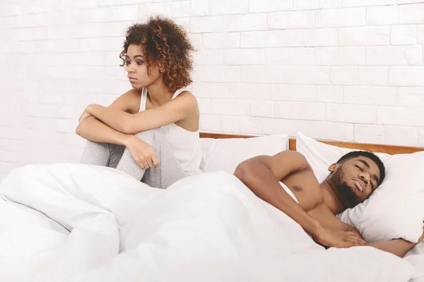 Ongelukkige zwarte vrouw met slaapstoornis zittend in bed — Stockfoto