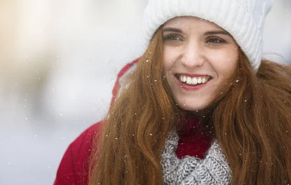 Primer plano retrato de hermosa chica jengibre sobre las nevadas —  Fotos de Stock