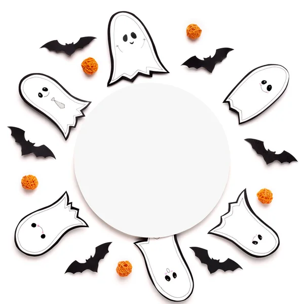 Kreatywna karta zaproszenia na Halloween z ręcznie robionych duchów papieru — Zdjęcie stockowe