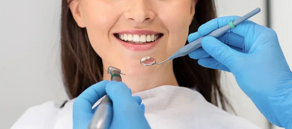 Imagem cortada de mulher sorridente sintonizando clínica odontológica — Fotografia de Stock